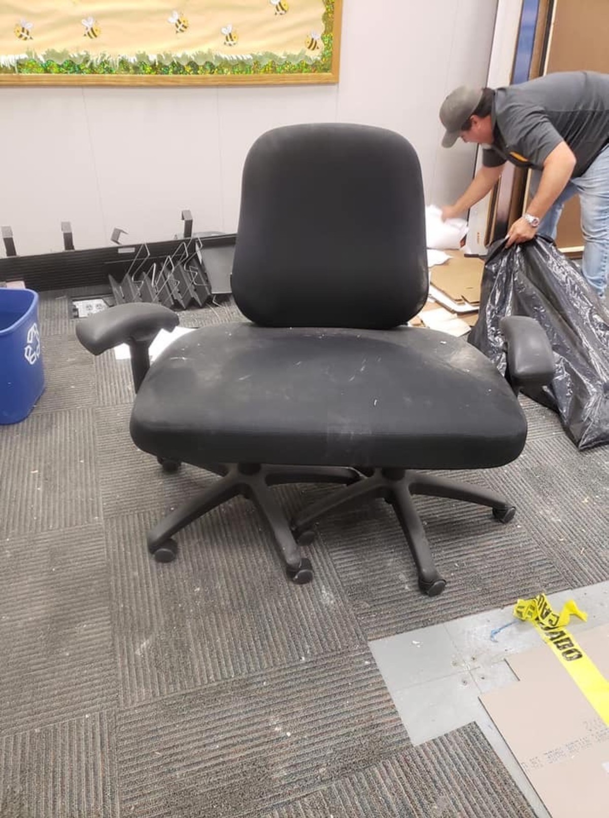 стул с газлифтом взорвался